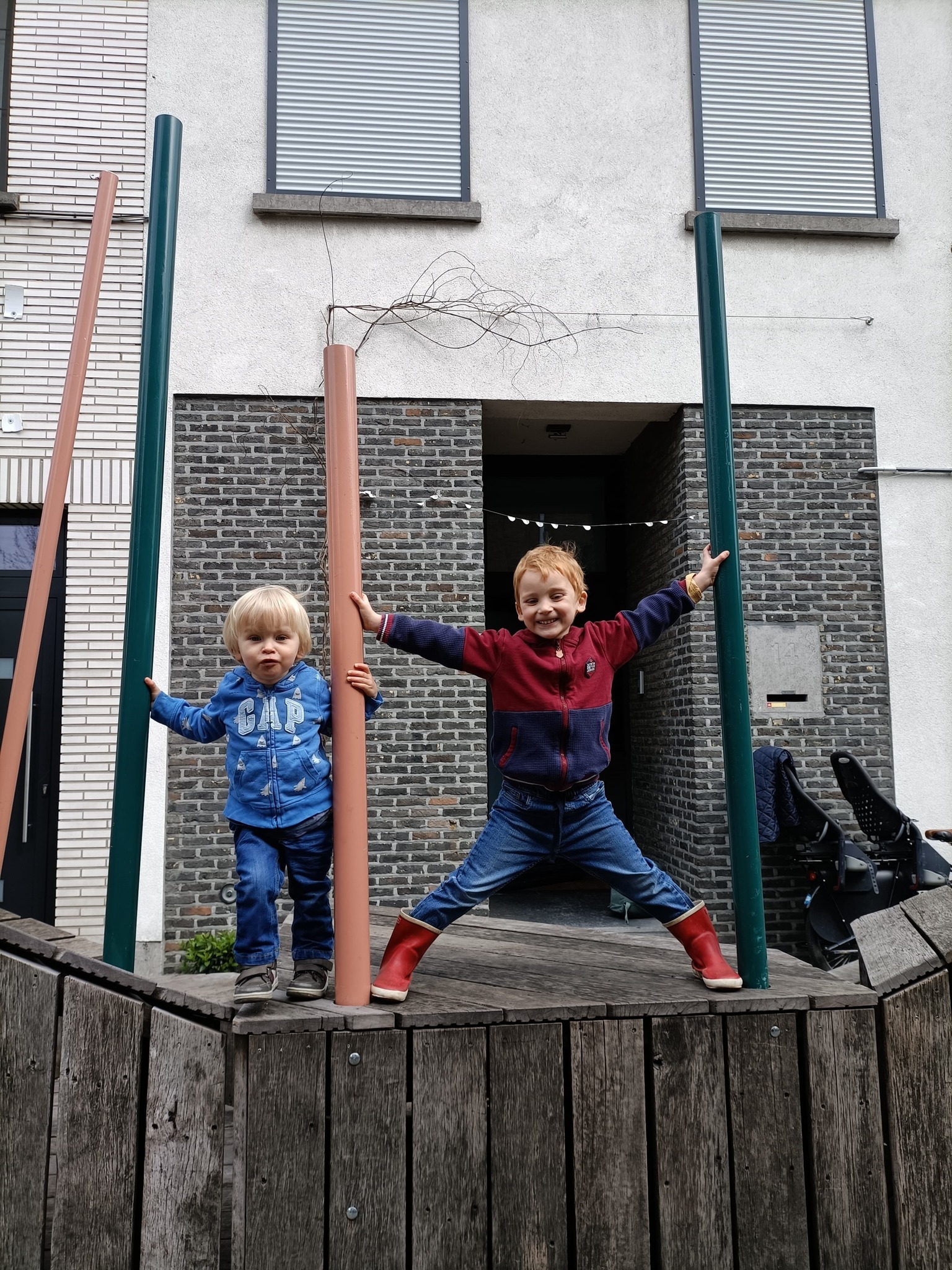 Foto van kinderen op een parklet Foto van kinderen op een parklet